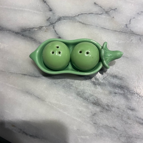 Two Peas in Pod Salt and Pepper Shakers - Picture 2 of 5